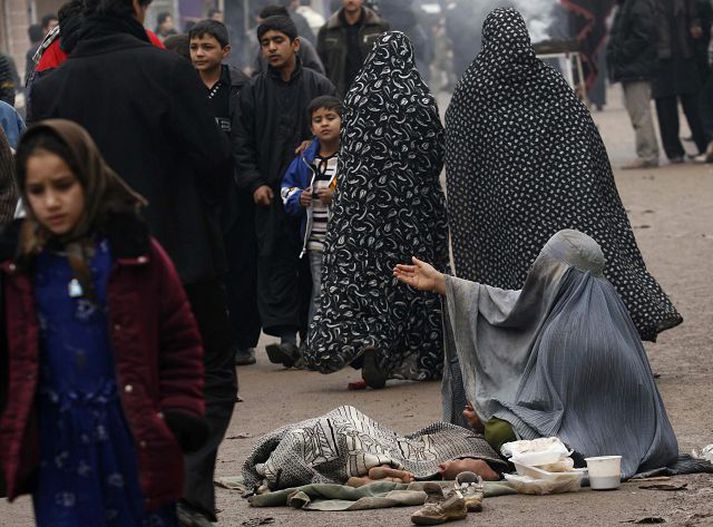 Götulíf í afganistan Afgönsk kona bakar brauð í þorpi nærri Kabúl. Erlendir hermenn eru nú sakaðir um að hafa drepið óbreytta borgara á átakasvæði i Kunar-héraði í austurhluta landsins.