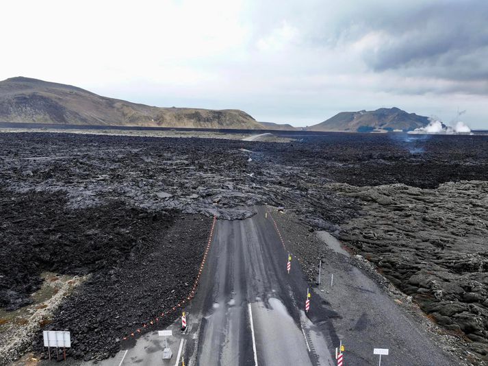 Hrauntungan sem rann í vesturátt, í átt að Svartsengi er stopp. Virknin gæti tekið sig upp aftur. Önnur hrauntunga færist jafnt og þétt  nær Suðurstrandarvegi og í átt að sjó.