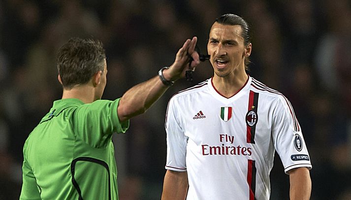 Zlatan ræðir við dómarann í kvöld.