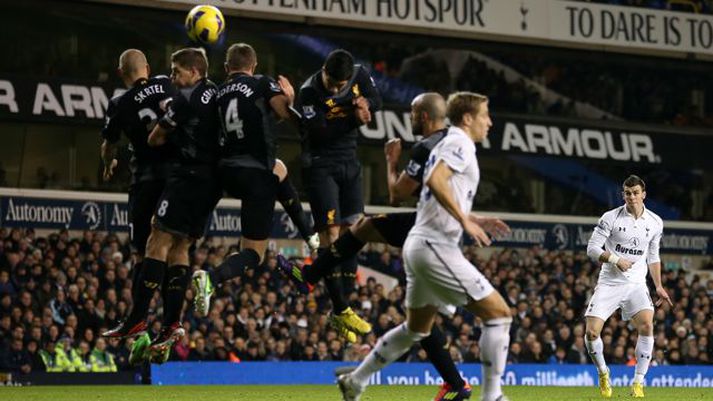 Gareth Bale skorar seinna mark Spurs úr aukaspyrnunni umdeildu.