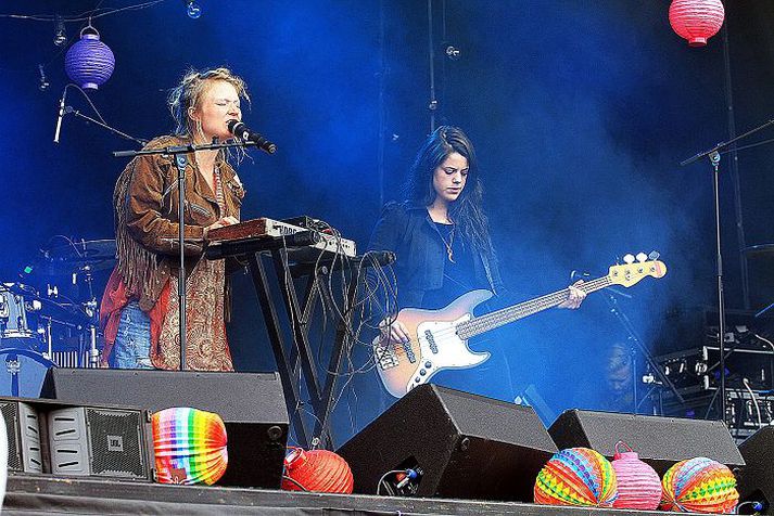 Þúsundir áhorfenda Hér má sjá Katrínu Mogensen, söngkonu Mammúts og Ásu Dýradóttur bassaleikara hita upp fyrir Of Monsters and Men í Hljómskálagarðinum síðastliðið laugardagskvöld með tónsmíðum sem koma út í september og eru þyngri og öðruvísi.MYND/Ragnar Blöndal