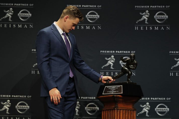Joe Burrow með Heisman-verðlaunin.
