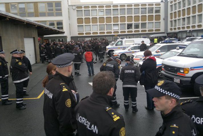 Lögreglumenn eru að safnast saman.