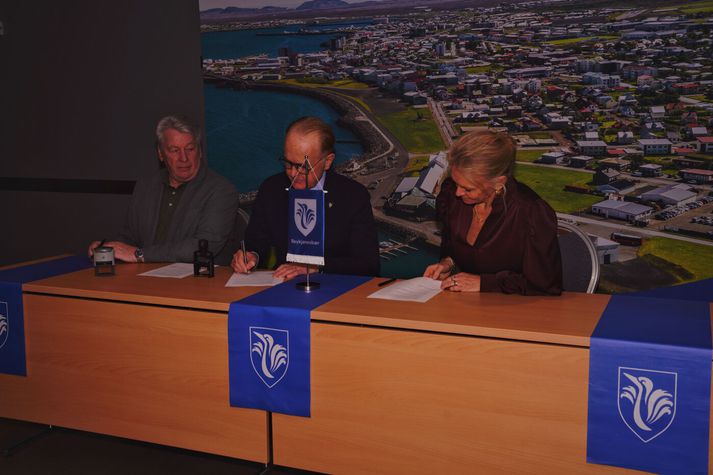 Frá undirritun samningsins í morgun.