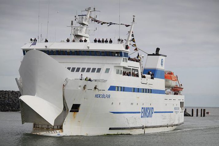 Herjólfur Landeyjahöfn hefur dregið gríðarlegan fjölda ferðamanna til Eyja. Fyrir kemur að heimamenn komist ekki með skipinu um helgar vegna ásóknar ferðamanna.Fréttablaðið/Arnþór