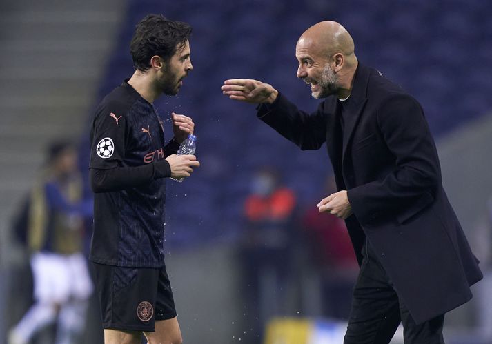 Pep Guardiola gefur Bernardo Silva leiðbeiningar í leik liðsins gegn Porto á þriðjudag.