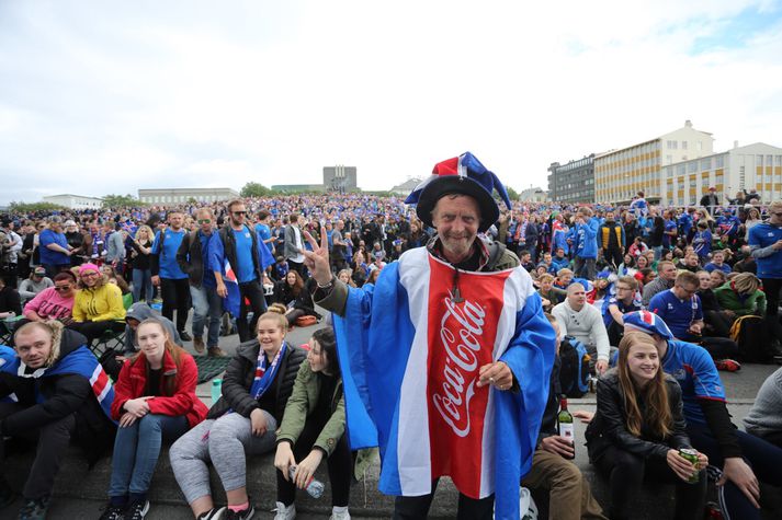 Blái liturinn verður ríkjandi á Arnarhóli í kvöld.