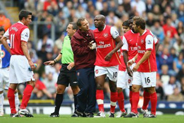 William Gallas er hér studdur af leikvelli í leiknum gegn Blackburn í gær.