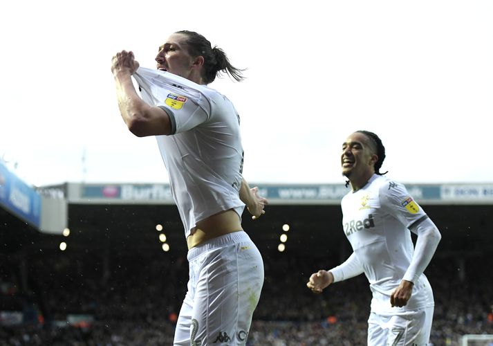 Luke Ayling fagnar marki sínu fyrir Leeds í dag.