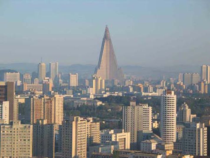 Ryugyong-hótelið er fyrir miðri mynd.