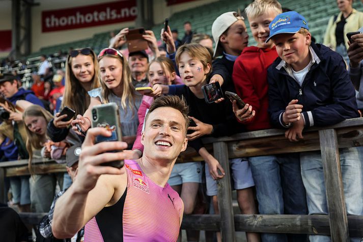 Karsten Warholm gladdi norsku þjóðina með heimsmeti á heimavelli í kvöld og gaf sér góðan tíma í að sinna aðdáendum.