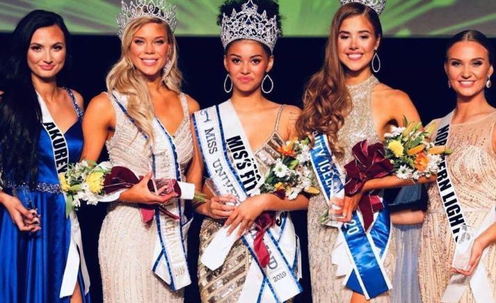 Topp fimm hópurinn. Kolfinna Austfjörð, Hugrún Birta Egilsdóttir, Birta Abiba Þórhallsdóttir, Hulda Vigdísardóttir og Elísabet Hulda Snorradóttir á Miss Universe Iceland á síðasta ári.