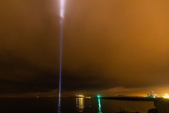Friðarsúlan er tendruð á föstudag. 