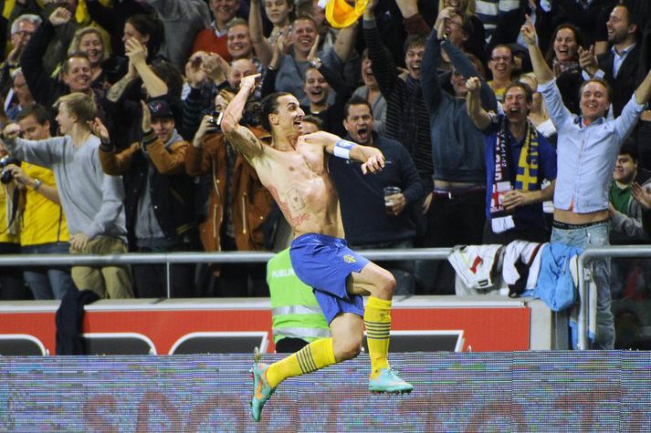 Zlatan Ibrahimovic fagnar í kvöld.