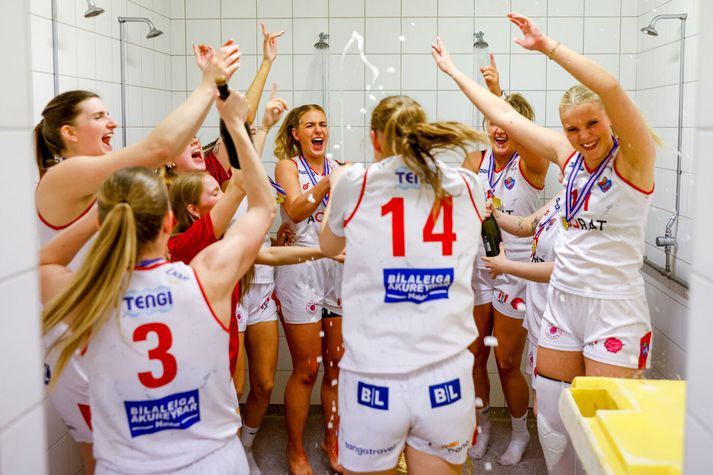 Haukarkonur fagna Íslandsmeistaratitlinum í fyrra en nú hefst krefjandi einvígi á móti bikarmeisturum Keflavíkur.