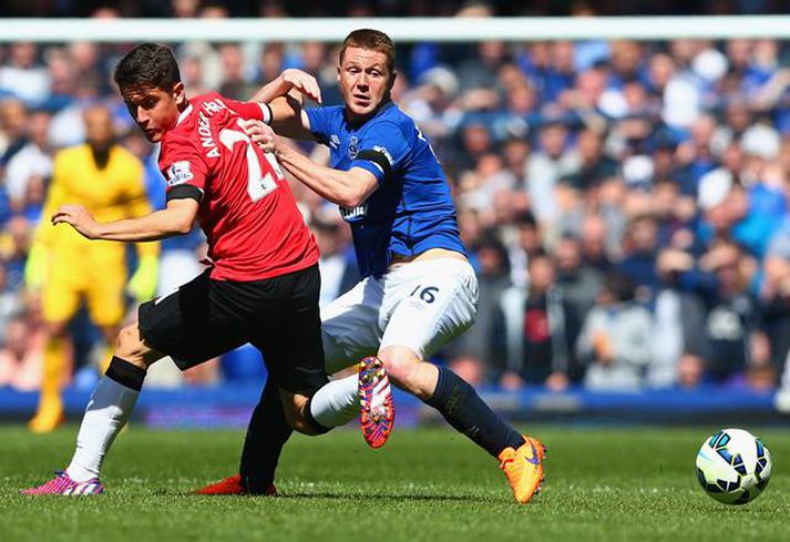 James McCarthy og Ander Herrera eigast við.