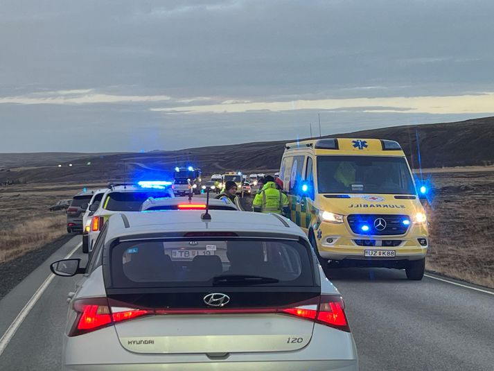 Umferðarteppa hefur myndast á Þingvallavegi vegna slyssins. 