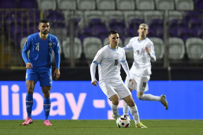 Oscar Gloukh með boltann í leiknum við Ísland í Búdapest í gærkvöld.