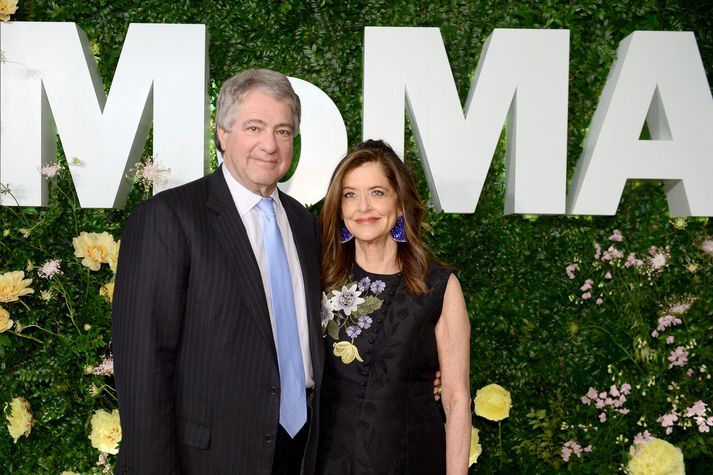 Leon Black og eiginkona hans Debra í veislu á vegum nýlistasafnsins í New York (MoMA). Hann var um árabil stjórnarformaður safnsins en þurfti að segja af sér í kjölfar hneykslismálsins.