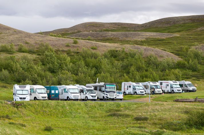 Um þriðjungur Íslendinga ætlar að gista á skipulögðu tjaldsvæði eða í orlofshúsi félagasamtaka á ferðalögum sínum í sumar samkvæmt könnuninni.