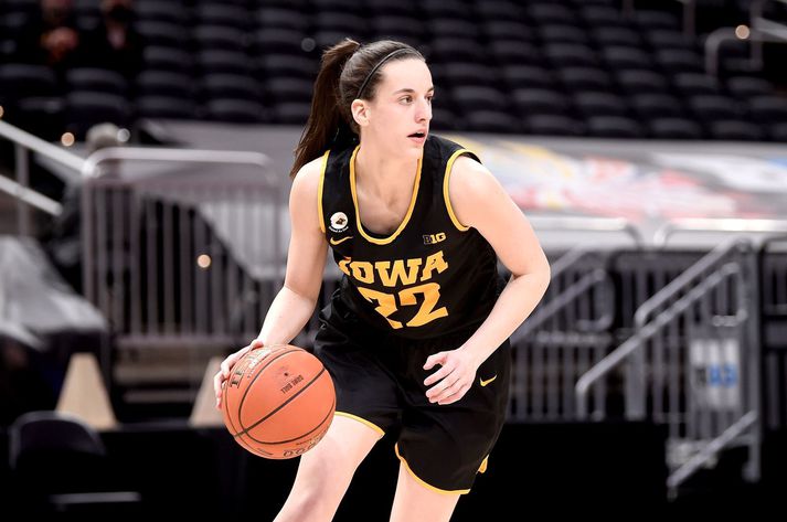 Caitlin Clark spilar með Iowa Hawkeyes í bandaríska háskólakörfuboltanum.