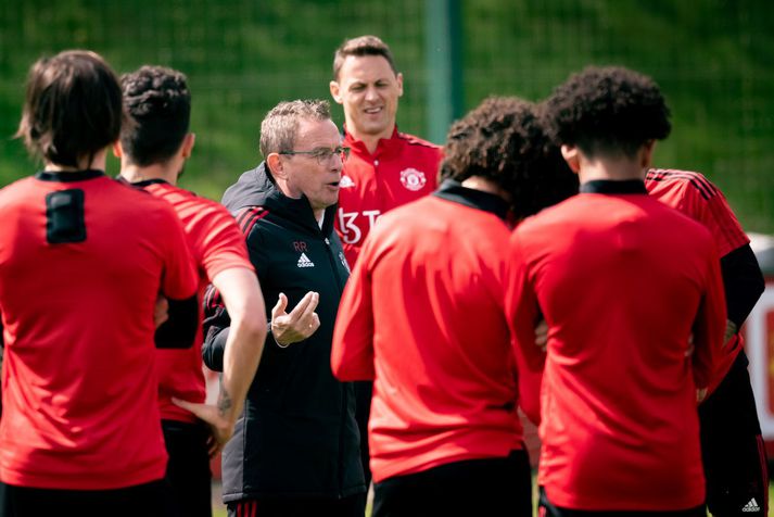 Ralf Rangnick talar við leikmenn sína á æfingu með Manchester United.