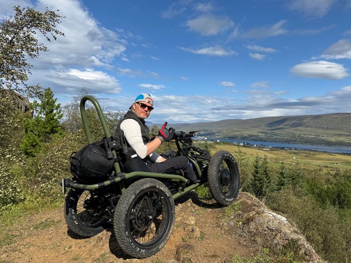 Jón Gunnar fer upp á fjöll á hjólinu. 