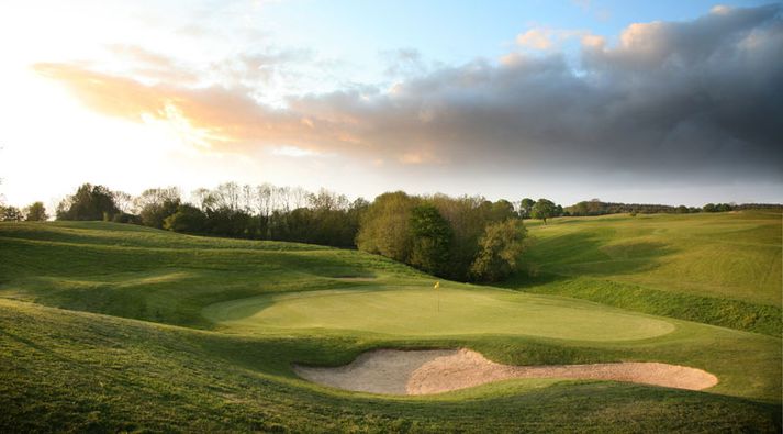 Níunda flötin á Woosnam vellinum á Dale Hill golfsvæðinu. Skemmtilega par-4 braut sem er leikin er inn á glæsilega flöt.