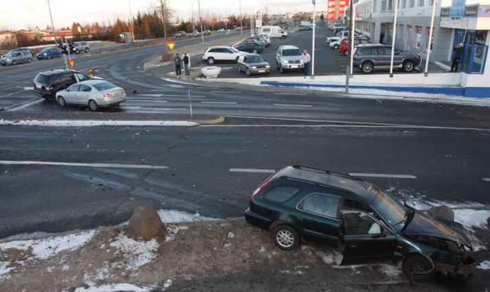 Óskað er eftir vitnum að árekstrinum sem átti sér stað um hádegisbilið á laugardag