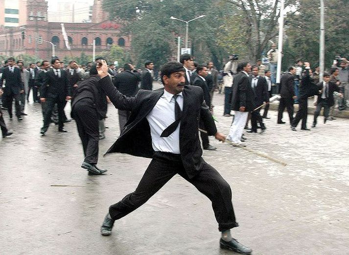 Til harðra átaka hefur komið í vikunni, meðal annars á mánudaginn í Lahore í Pakistan, milli lögreglunnar og lögfræðinga, sem mótmæltu brottrekstri dómarans.