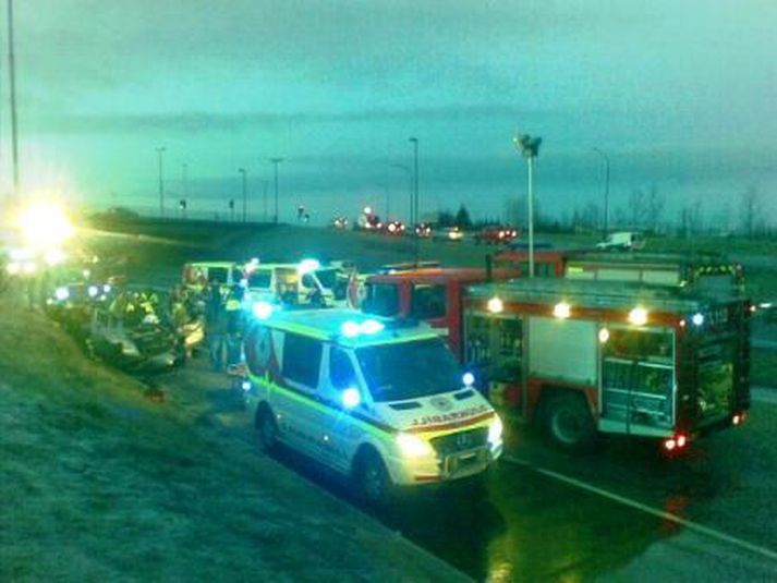 Þrír voru fluttir á slysadeild. Mynd/ Friðrik.