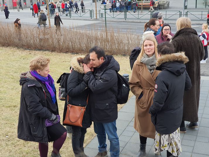 Foreldrar Manís, þau Shokoufa og Ardeshir Shahidi, fyrir utan forsætisráðuneytið í gær þegar þau fengu fregnir af því að engin breyting hefði orðið á máli fjölskyldunnar.