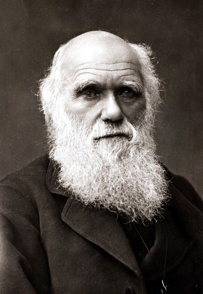Charles Darwin setti fram þróunarkenninguna og skrifaði bókina Uppruni tegundanna.