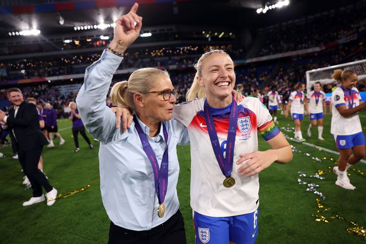 Sarina Wiegman, landsliðsþjálfari Englands með fyrirliða sínum Leah Williamson eftir að England var Evrópumeistari síðasta sumar. 
