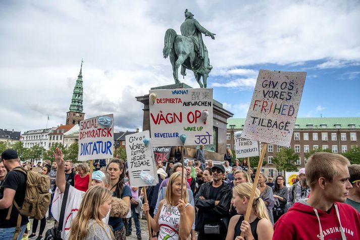 Danir mótmæla aðgerðum stjórnvalda vegna kórónuveirufaraldursins.