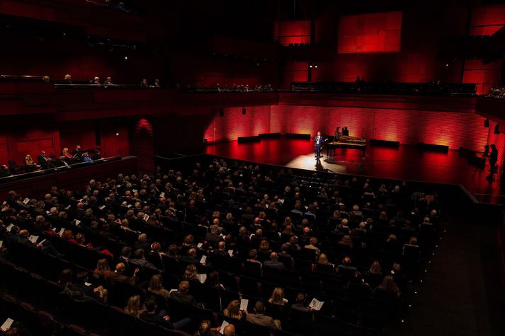 Víkingur Heiðar á sviðinu í Eldborgarsal Hörpu. Fullt hús. Þetta er reyndar fyrir þremur árum en telja má fullvíst að fleiri en einn og fleiri en tveir hafi neyðst til að ræskja sig á meðan tónleikum stóð.