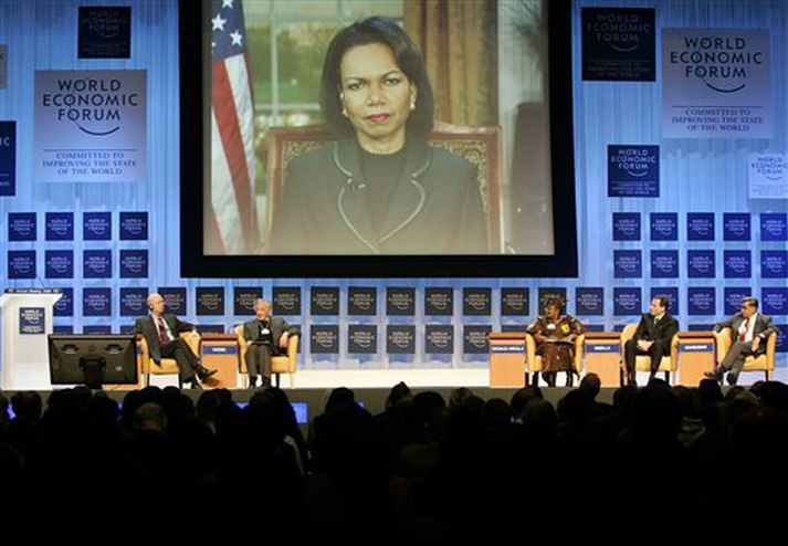 Condoleezza Rice, utanríkisráðherra Bandaríkjanna, ávarpar gesti á Heimsviðskiptaráðstefnunni í Davos í Sviss í gegnum myndsíma.