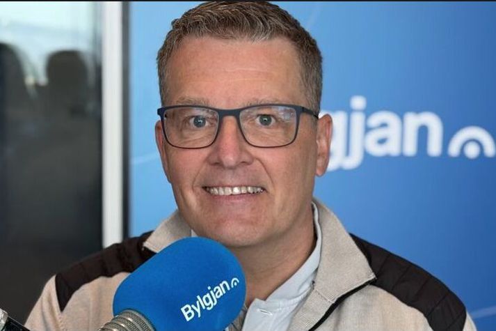 Haukur Óskarsson segir að honum hafi verið boðið sex stafa tala ef hann myndi kippa aðila fram fyrir biðlista. Og fyrsti stafurinn þar hafi ekki verið einn.