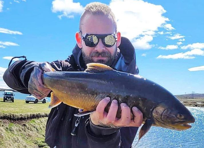 Björn Hlynur Pétursson með flotta bleikju úr Efri Brú í Úlfljótsvatni