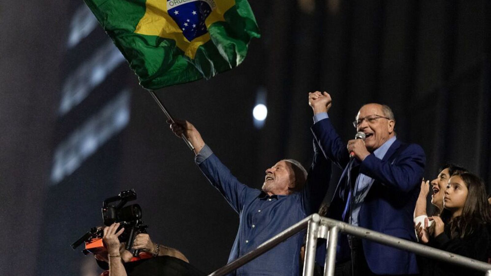 Ó­væntur sigur Lula en Bol­sonaro vill ó­gilda úr­slitin