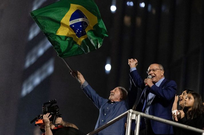 Lula fagnar með varaforsetanum Geraldo Alckmin.