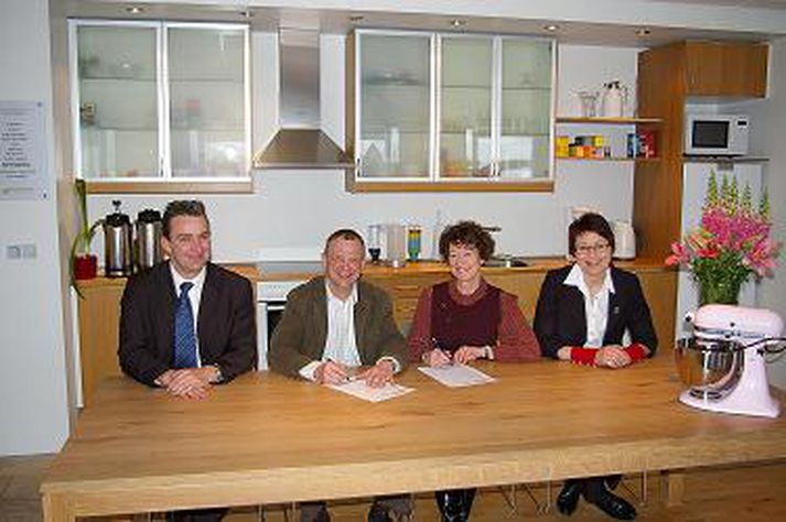 Við undirskrift samningsins voru viðstödd þau Kris Van Den Bossche, Hlöðver Þorsteinsson, Guðrún Agnarsdóttir og Ragnheiður Alfreðsdóttir.