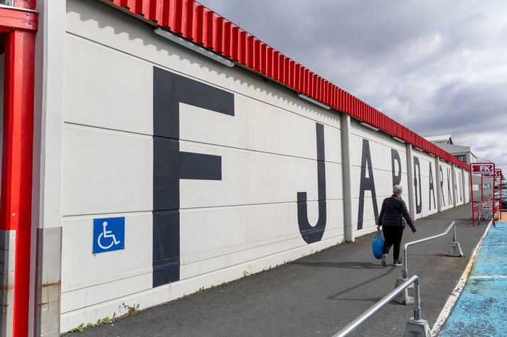 Pólskur maður var stunginn til bana á bílastæði við Fjarðakaup eftir að hafa lent í útistöðum við ungt fólk á Íslenska rokkbarnum. Upphaflega voru fjögur ungmenni handtekin í tengslum við málið en einu þeirra, sautján ára stúlku, var sleppt fljótlega eftir skýrslutöku.