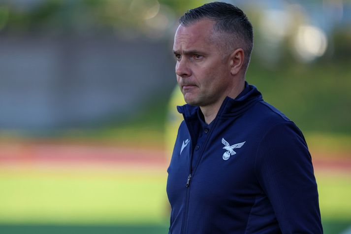 Srdjan Tufegdzic, þjálfari Vals, fagnaði sigri í Mosfellsbæ í dag.