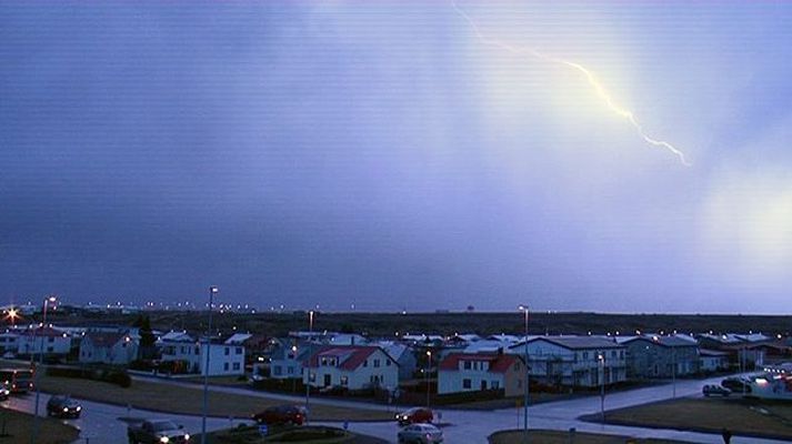 veðurguðir í ham Það birti yfir Reykjanesbæ stundarkorn á meðan eldingunum laust niður.Víkurfréttir/hilmar Bragi
