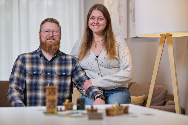 Hjónin Tinna Heimisdóttir og Þorvaldur Guðjónsson kunna að rækta með sér ástríðuna fyrir því að spila. Saman og í sitt hvoru lagi. Til dæmis taka þau alltaf spil með út að borða og eitt sinn voru þau í sama Rommí spilinu í nokkur ár.