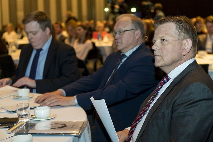 Ársfundur SA var haldinn um miðjan apríl. Hér má sjá Björgólf Jóhannsson formann, en með honum við borðið má sjá (f.h.) Sigmund Davíð Gunnlaugsson forsætisráðherra og Göran Persson, fyrrverandi forsætisráðherra Svía.