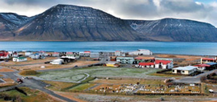 Flateyri við Önundarfjörð. Svona er útsýnið yfir bæinn í dag séð ofan af snjóflóðavarnargarði sem gerður var eftir flóðið 1995, sem fór yfir kirkjugarðinn og eyðilagði og hreif með sér hús þar sem nú getur að líta nýgerða autt svæði og nýgerða göngustíga. Þar verður svonefndur minningargarður og útivistarsvæði á eftir, en framkvæmdum er að mestu lokið utan að eftir er að planta meiri trjágróðri.