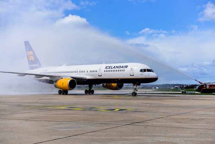 Boeing 757 þota Icelandair fær yfir sig vatnsboga í heiðursskyni frá slökkviliði Orly flugvallar.