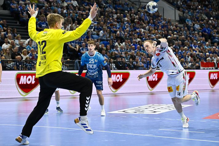 Ómar Ingi Magnússon skorar eitt fimm marka sinna gegn Pick Szeged í gær.